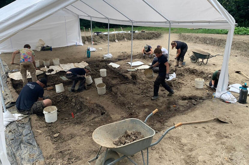 Studenten aan het werk tijdens de Veldschool