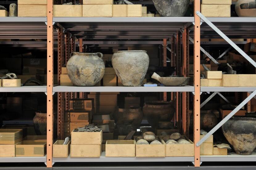 Diverse objecten bij een opgraving uit Ezinge zijn ondergebracht in een depot.