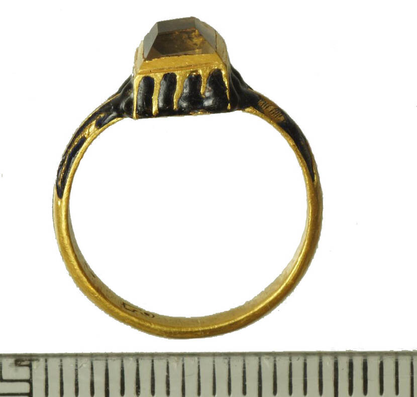 Gouden renaissance ring langs liniaal