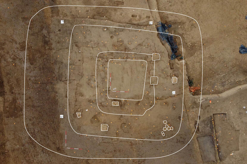 De plattegrond van de tempel, ingetekend op een luchtfoto