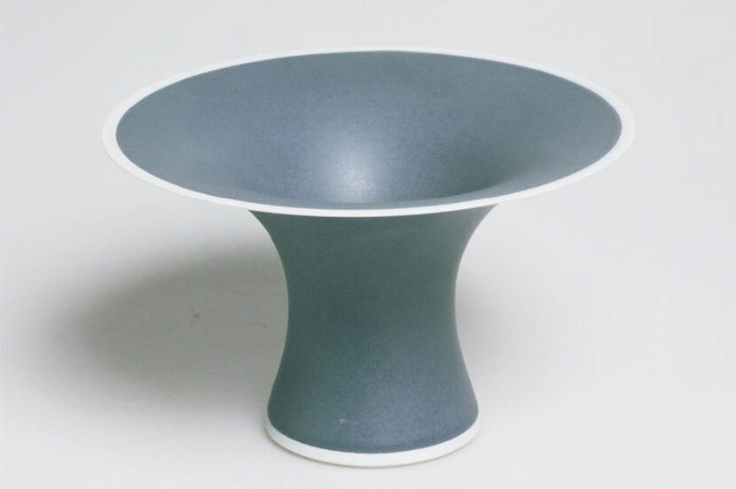 Foto van een Vaasvorm met concave wand en sterk uitkragende rand, blauw/wit gemaakt van porselein.