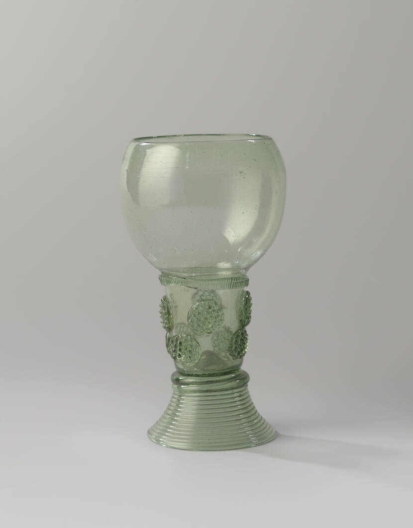 Roemer van groen waldglas met acht braamnoppen