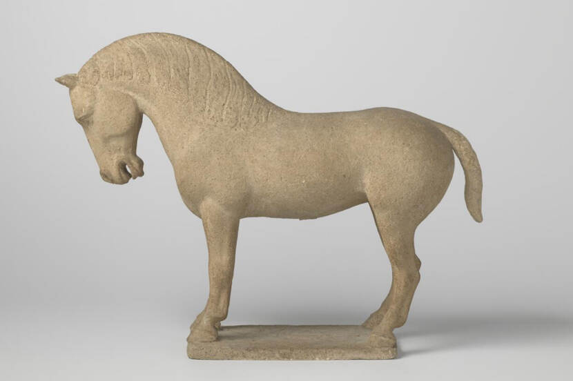 Beige stenen paard met geboden hoofd en de vier benen op een klein plateau gemaakt van aardewerk.
