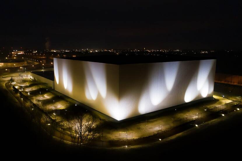 Gebouw CollectieCentrum Nederland met lichtkunstwerk van Herman Kuijer.