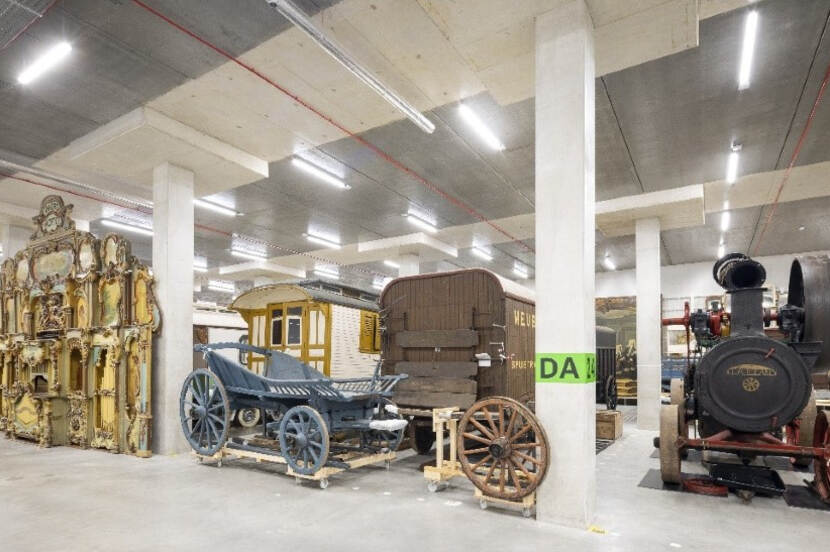 Draaiorgels en een stoommachine staan naast karren en koetsen in het CC NL