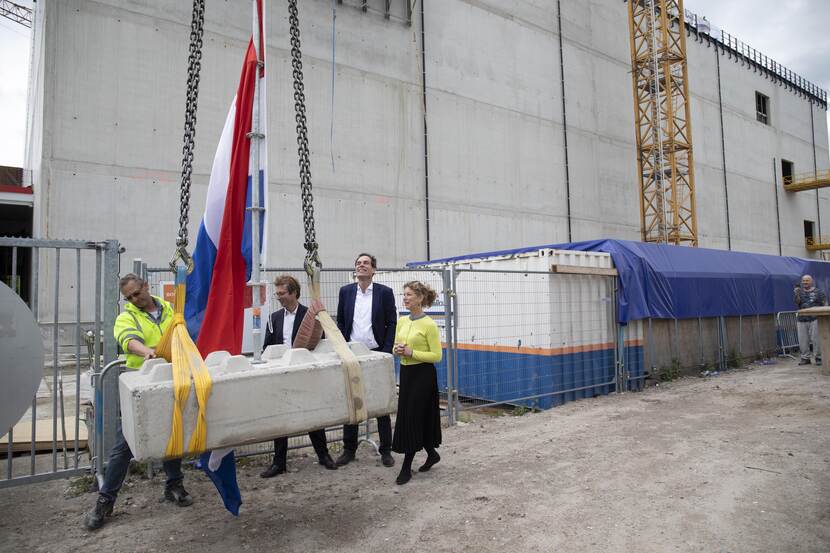 Bouw van het CollectieCentrum Nederland in Amersfoort Vathorst bereikt op 25 april 2019 het hoogste punt. Op de foto de feestelijke bouwhandeling hierbij.