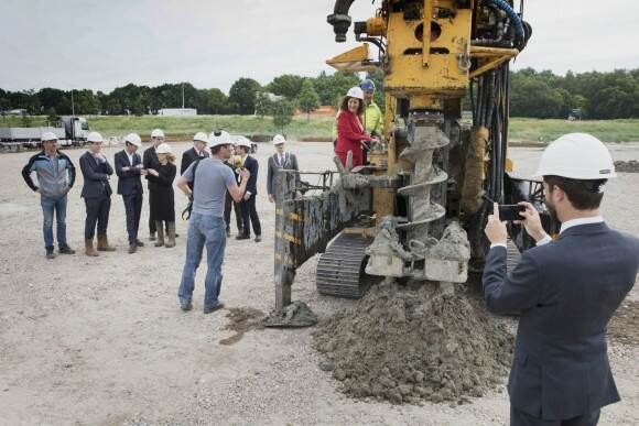 Minister van Engelshoven slaat eerste paal CC NL in bijzijn van gehelmde gasten.