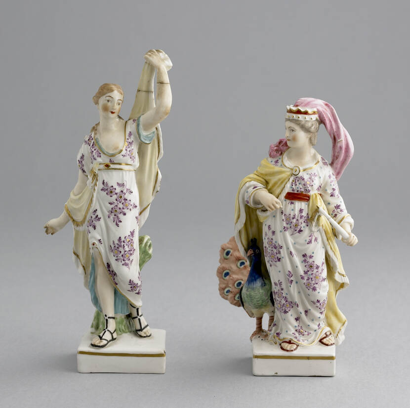 Twee porceleinen beelden van Juno en Ariadne