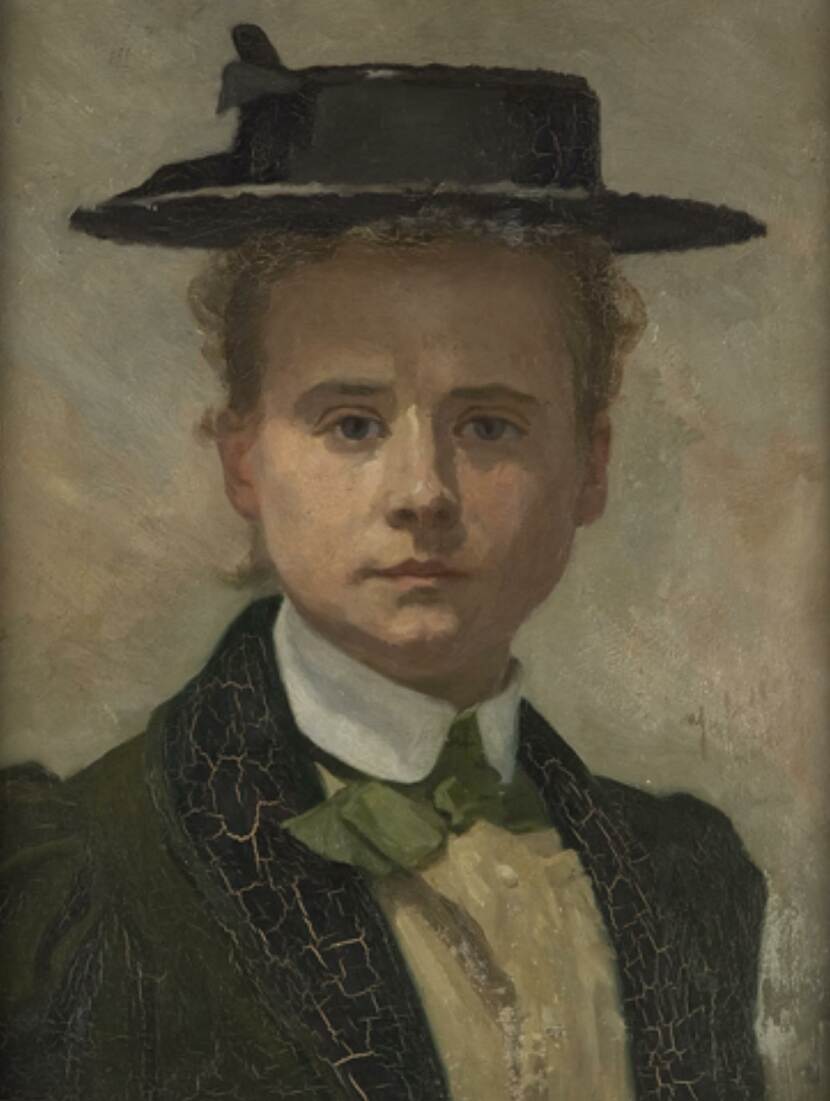 Zelfportret van jonge vrouw met zwarte hoed en groene strikdas.
