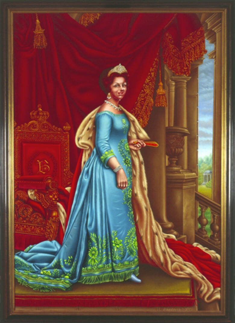Staatsieportret van Koningin Beatrix, ten voeten uit voor een overwegend rode achtergrond.