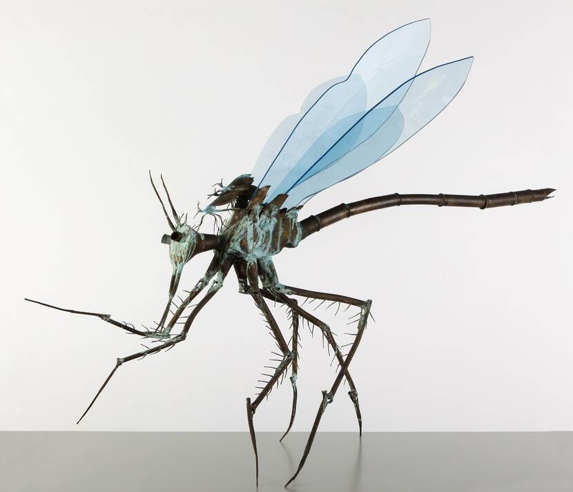 Zeer realistisch sculptuur van een libelle van messing en perspex, met twee kleine baby-libellen op haar rug.