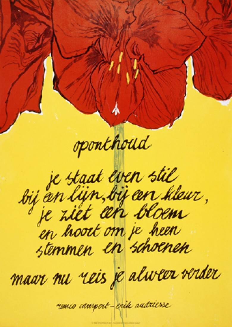 Affiche met afbeelding van een amaryllis, met daaronder de te tekst van een gedicht van Remco Campert: Oponthoud. Je staat even stil / bij een lijn, bij een kleur, / je ziet een bloem/ en hoort om je heen / stemmen en schoenen /  maar nu reis je al weer verder. Daaronder de namen Remco Campert en Erik Andriesse.