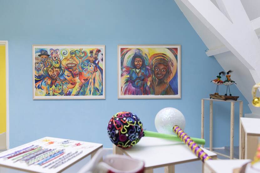 Sieraden, poppen en schilderijen van het grotere kunstwerk over zomercarnaval