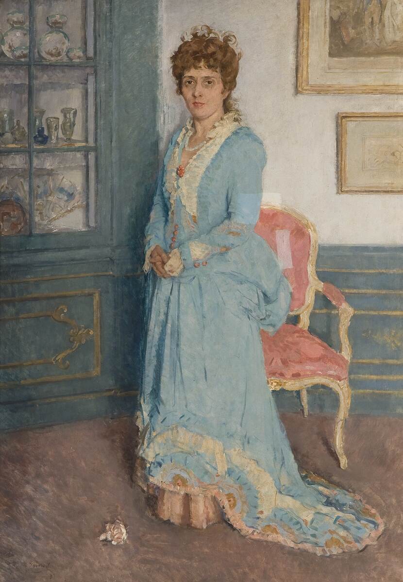 Staande vrouw in interieur, voor porseleinkast.