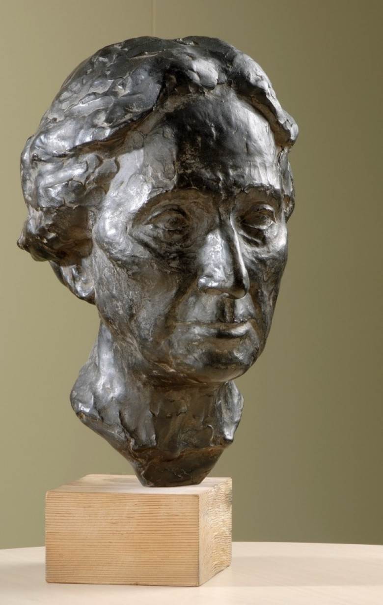Portret van vrouw in brons.
