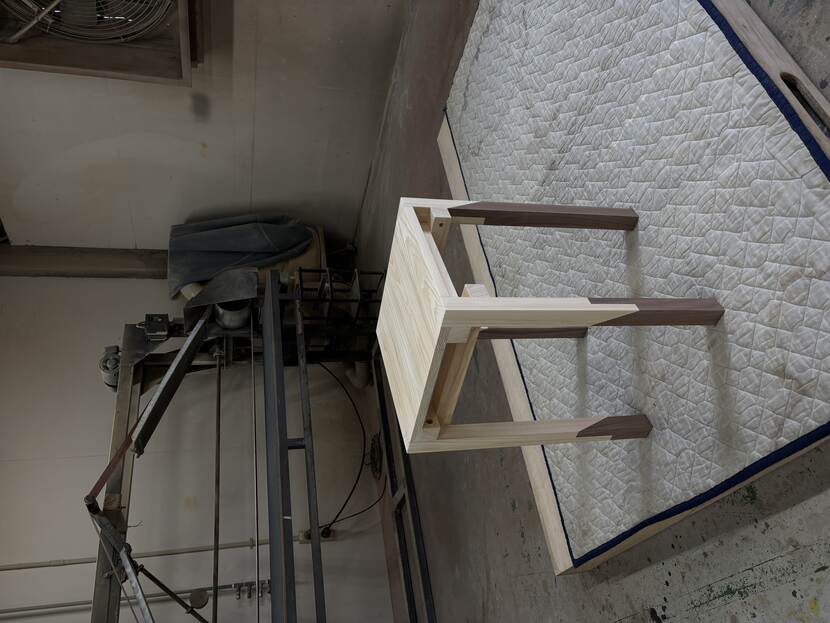 Foto van een houten meubelstuk dat als prototype dient voor een object dat tijdens Expo 2025 in het Nederlandse paviljoen te zien is.