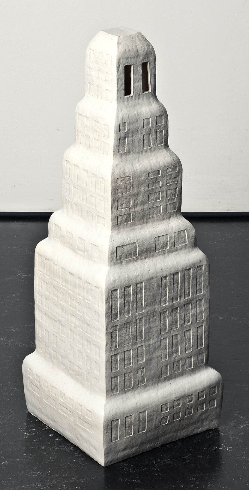 Sculptuur, grijswitte toren met rondom raampjes