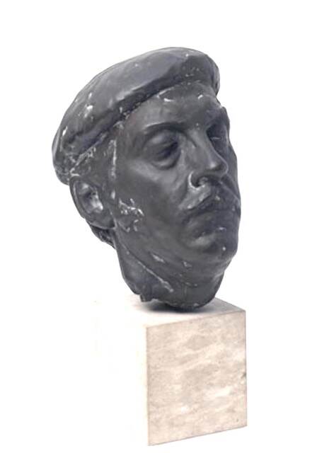 Portret in brons van man met pet en snor