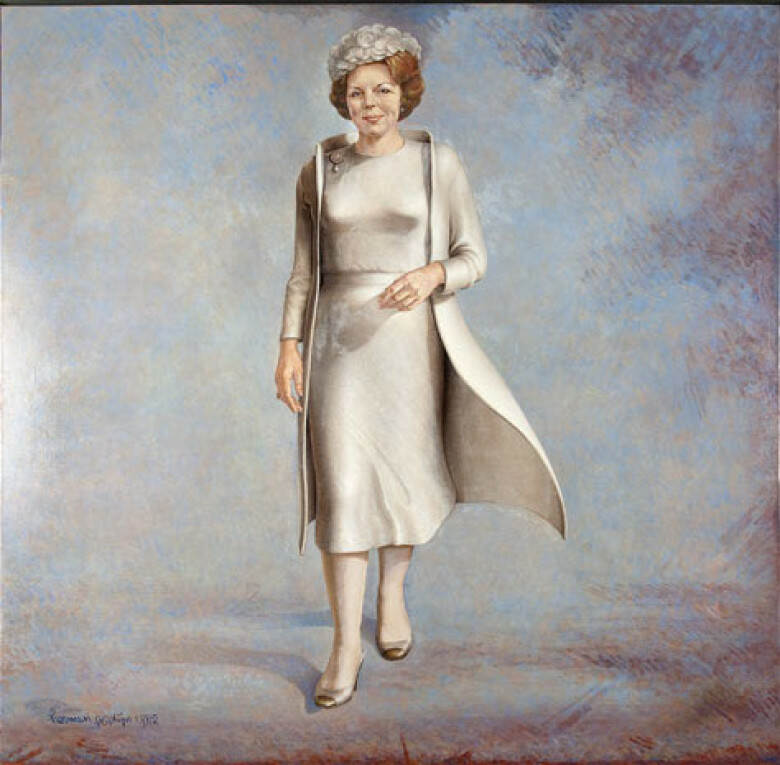 Portret van Koningin Beatrix ten voeten uit.