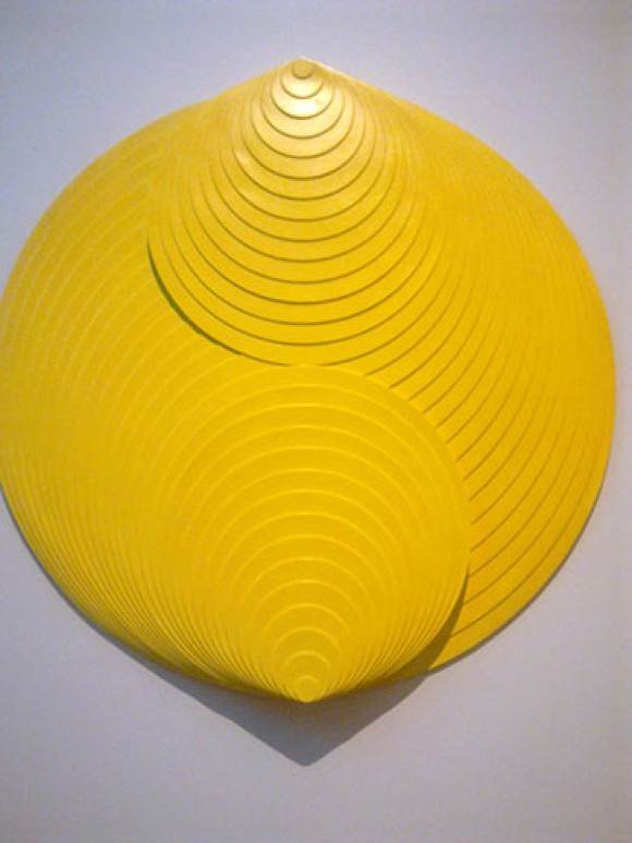 Abstracte compositie van cirkels binnen druppelvormige basisvorm.
