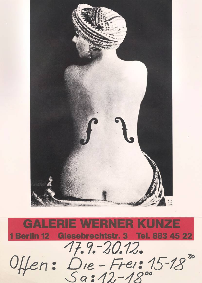 Foto in zwart-wit van de rug van een vrouw als viool