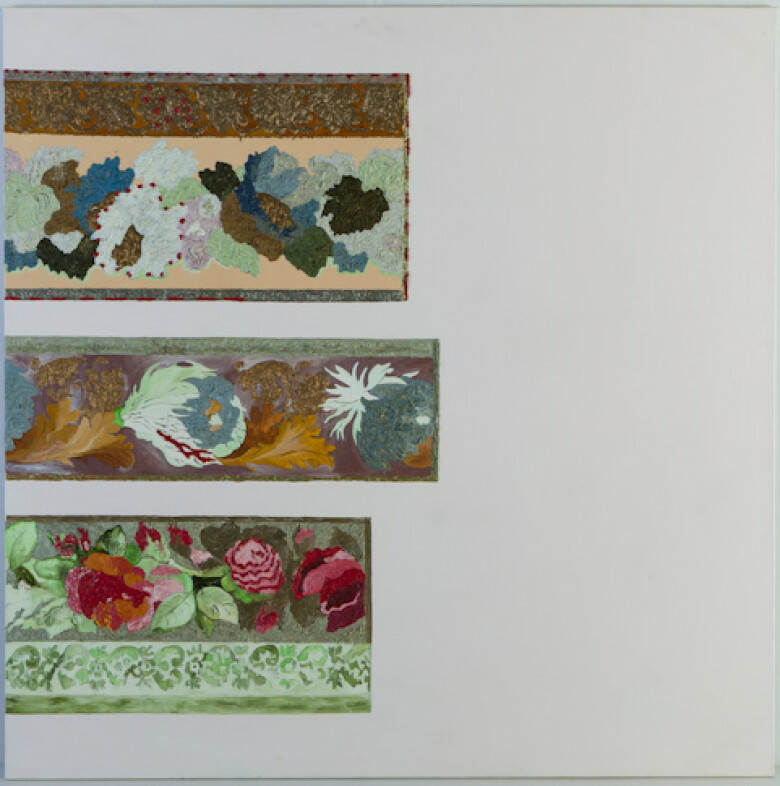 Afbeelding van drie horizontale stroken behang, boven elkaar, met elk bloemachtige vormen.