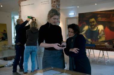 Opbouw van de tentoonstelling met rechts Rijksdienst medewerkster Nathalie Menke