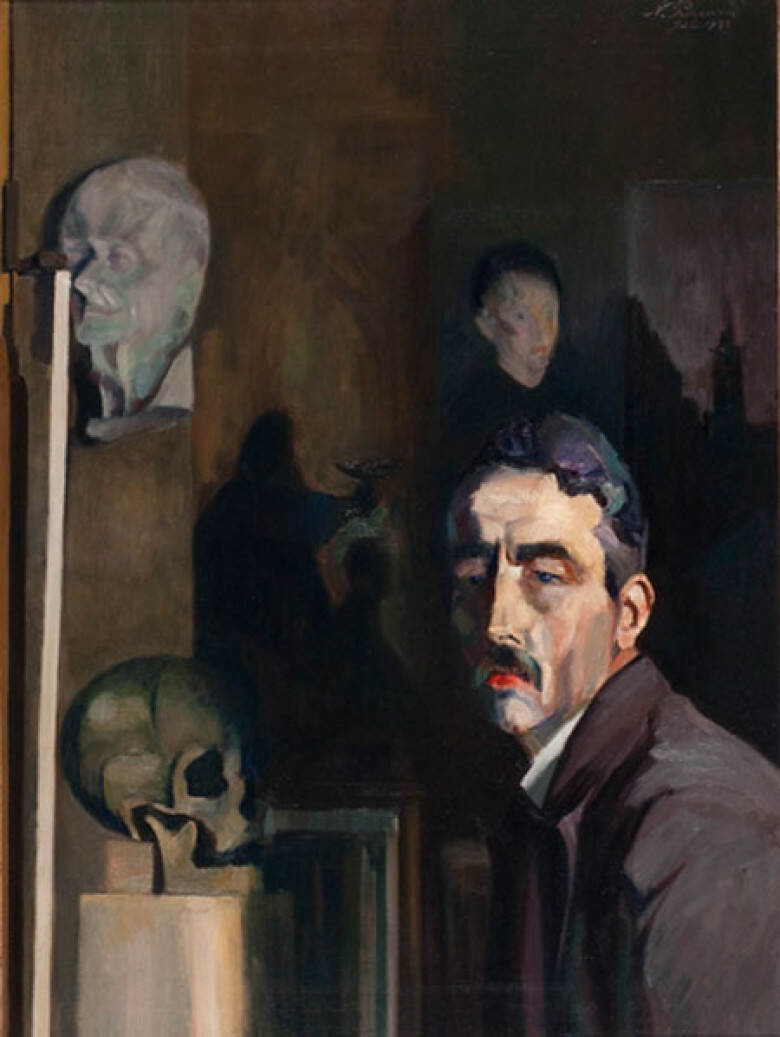 In het duister gehuld zelfportret, boven hem hangt een kinderportretje, rechts een schedel en nog meer schilderijen.