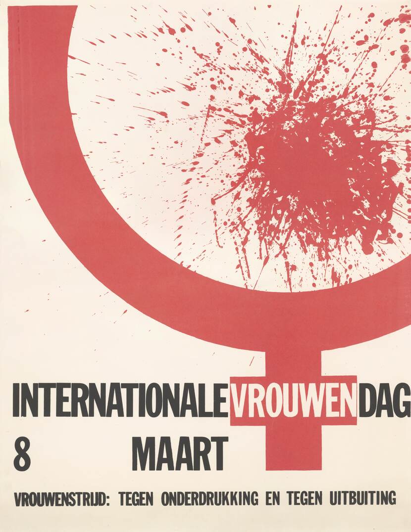 Het  vrouwenteken, de cirkel met een plus eronder, is voor een kwart afgebeeld erin zijn verfspatten. Eronder de tekst: internationale vrouwendag, 8 maart, tegen onderdrukking en tegen uitbuiting