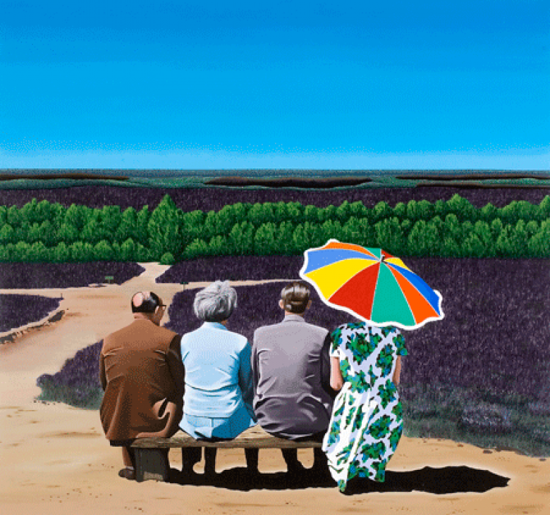 Vier personen zittend op een bankje op de rug gezien, waarvan de meest rechtse  onder parasol, uitkijkend over groen landschap.