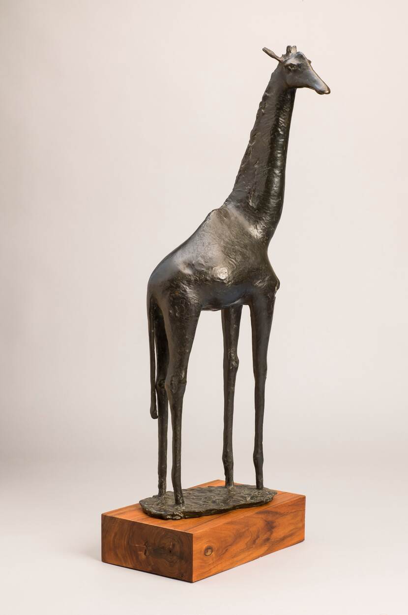 Bronzen beeld van giraffe op houten lage sokkel