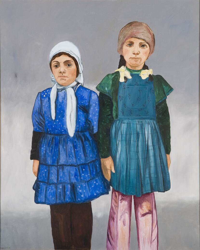 Portret van twee meisjes, ten voeten uit.