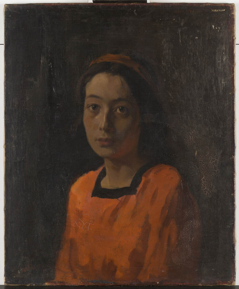 Portret van een jonge vrouw met rode blouse aan