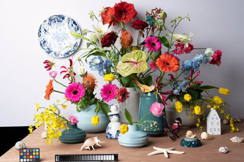 Foto met bloemstilleven en vaasjes en schelpen in hele vrolijke kleuren. Daarnaast een kleurenwaaier ter referentie.
