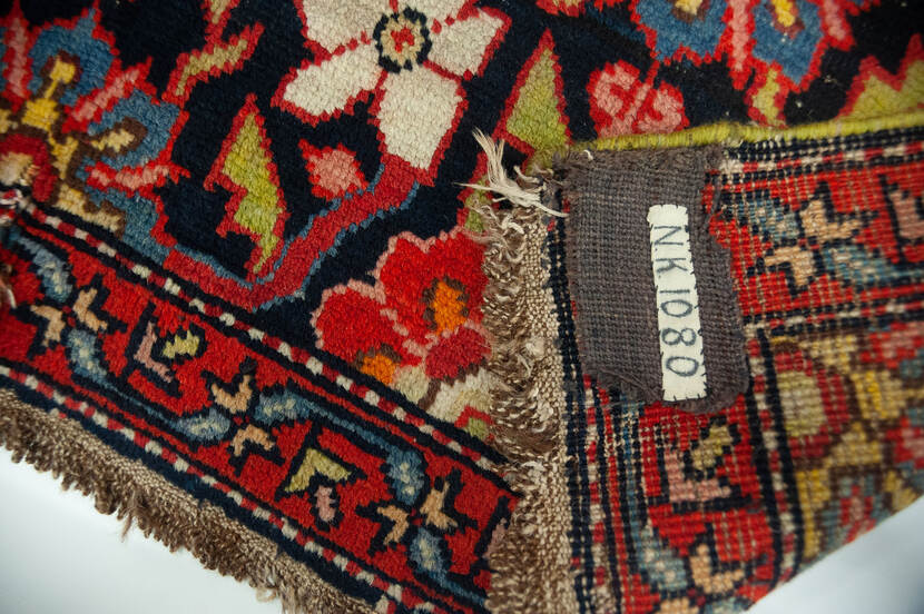 Detail van tapijt met bloemmotief