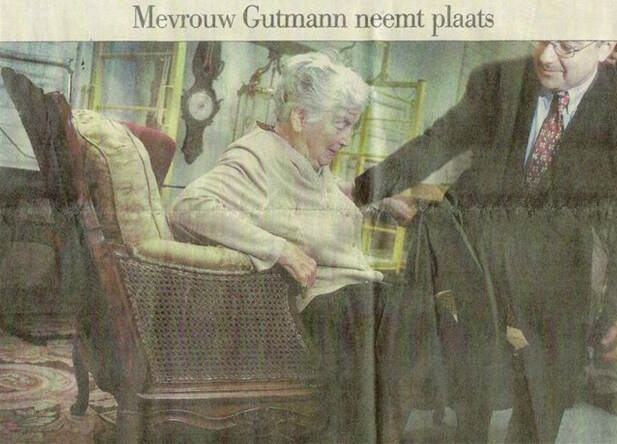Krantenknipsel van mevrouw Gutmann die plaatsneemt op een stoel
