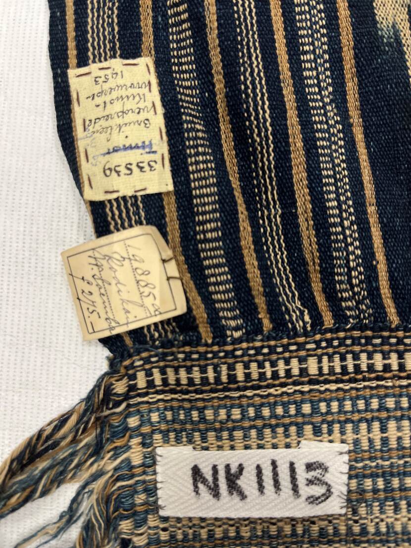 Detail van gewoven doek gemaakt van ikat techniek met patroon in zwart en bruin