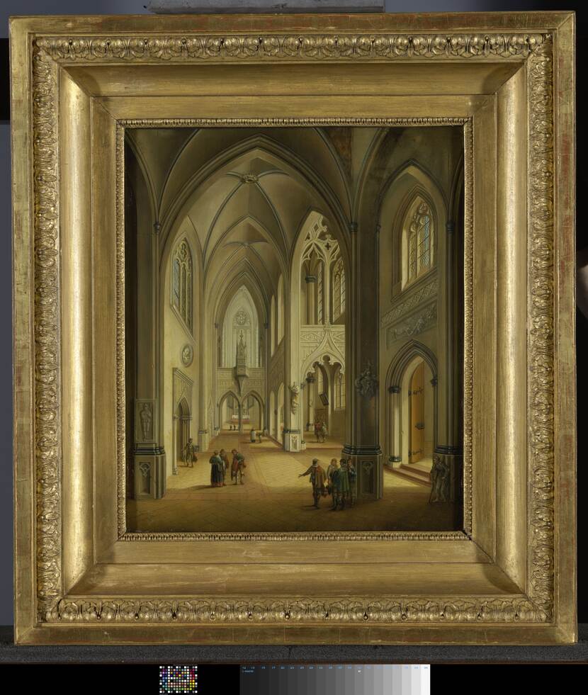 Schilderij van het interieur van een gotische kerk met hoog plafond en een groep mensen in de kerk.