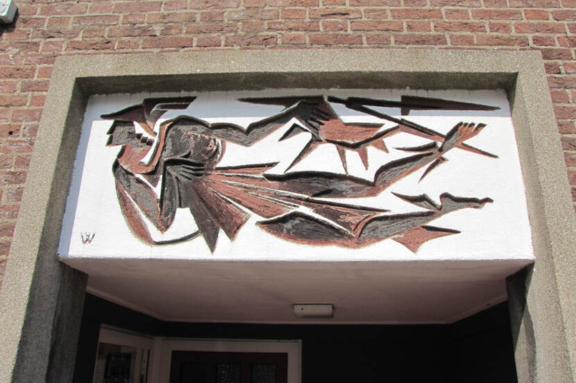 Kunstwerk op een gebouw uit circa 1950-1960. Sgraffito met Mercurius: een bakstenen wand met in een wit vlak een diepte reliëf met in aardetinten de god Mercurius, vliegend mensfiguur met helm, staf en zon. Van onbekende maker. Klein Mariënburg, Nijmegen.