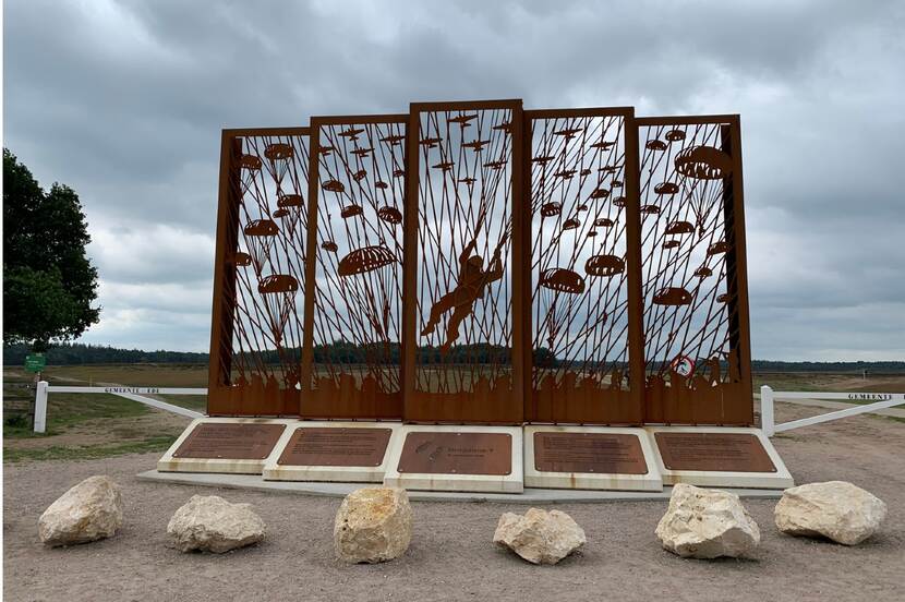 Beeld in de buitenlucht. Landmark 'Venster op het verleden', Karin Colen,  2019, Ginkelse Heide. Vijf vensters met in metaal uitgelaserde  vliegtuigen, parachutes en landende parachutist.