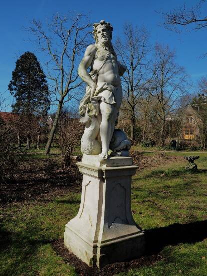 Beeld van Neptunus in wit zandsteen uit begin 18e eeuw. Gemaakt door Ignatius van Logteren in de Overtuin Bisdom van Vliet, Haastrecht.