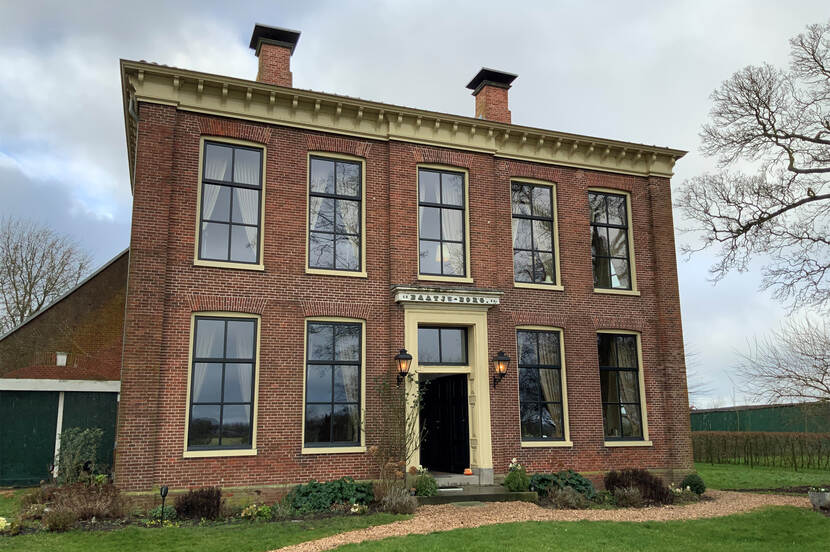 Rijksmonumentale boerderij met de naam Baatjeborg boven de voordeur, in de provincie Groningen