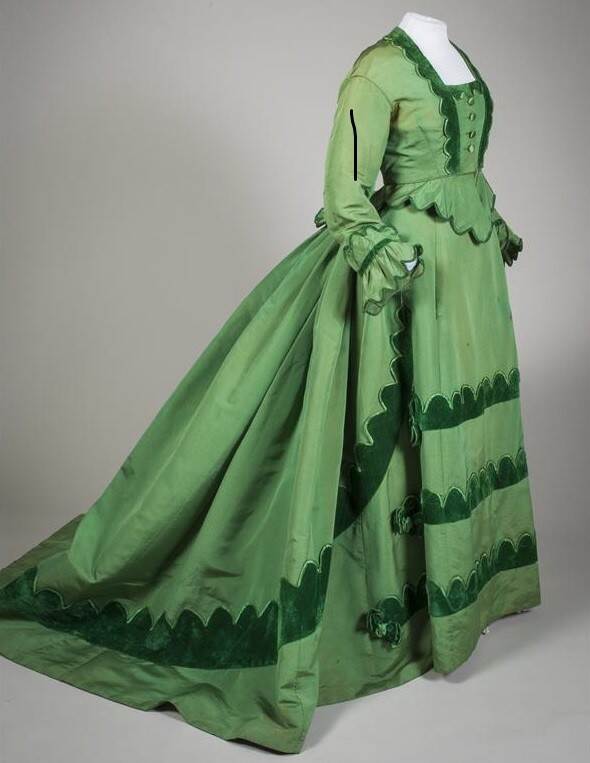 Een antieke jurk in een groene kleur