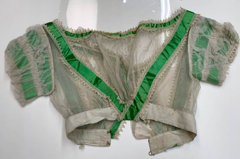 Detail van baljurk met groene linten en witte tule uit 1860