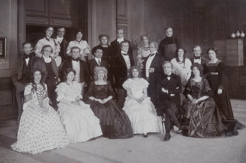 Afbeelding met circa 20 personen omstreeks 1894