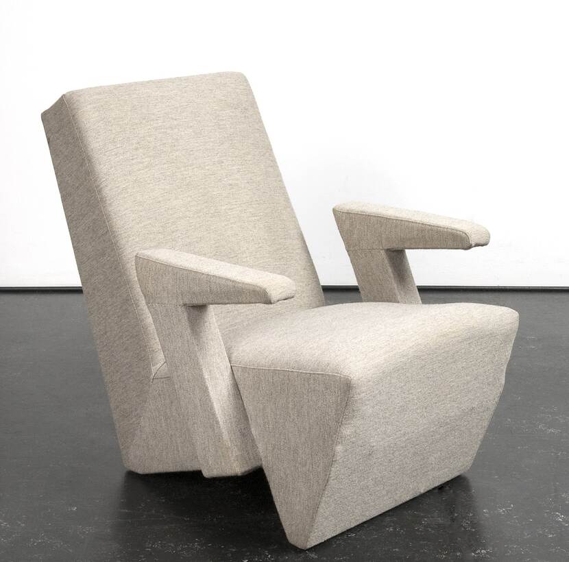 Witte stoel, hoekig model. Ontwerp van Rietveld voor de perskamer van het Unesco hoofdkantoor in Parijs, 1958.