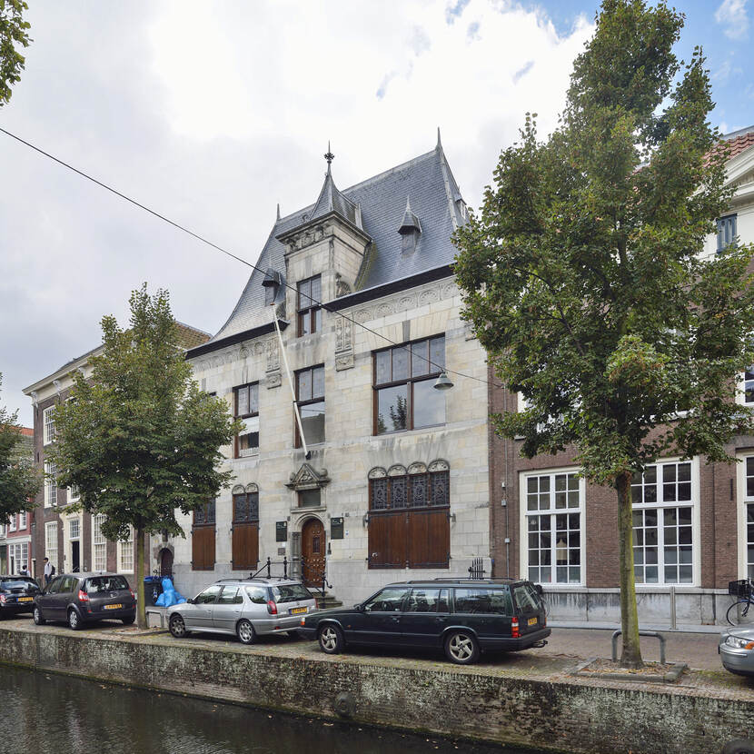 Zicht op een negentiende-eeuws pand aan de gracht in Delft.