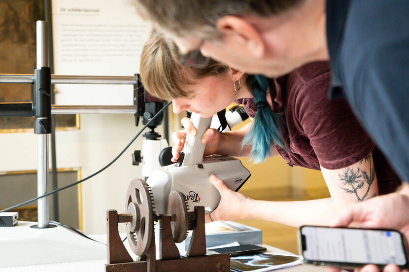 Foto van twee onderzoeks een microscoop