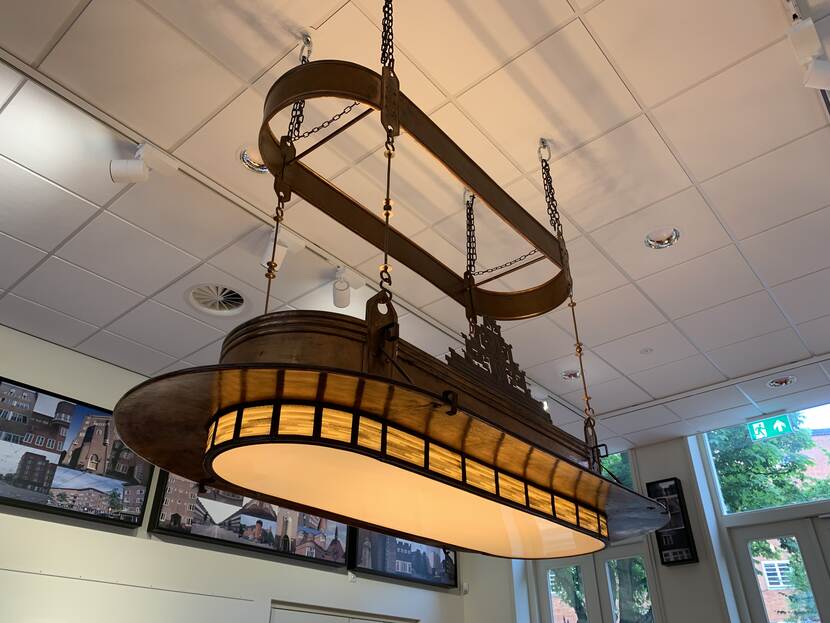 Een grote langwerpige hanglamp gemaakt door Eisenlöffel