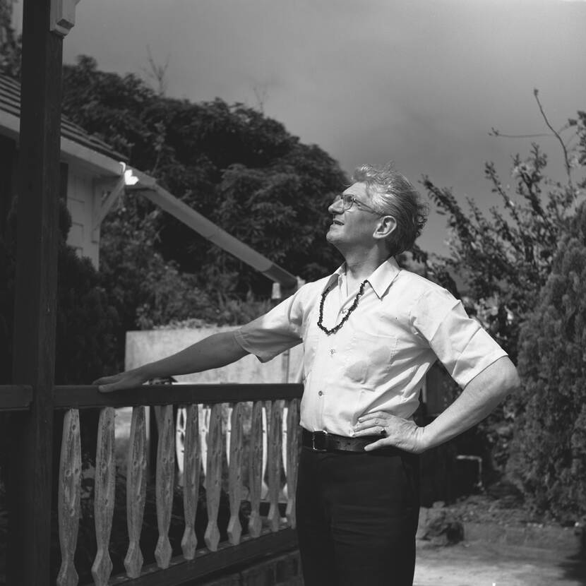 Portret van Coen Temminck Groll, geportretteerd op Saba, 1976